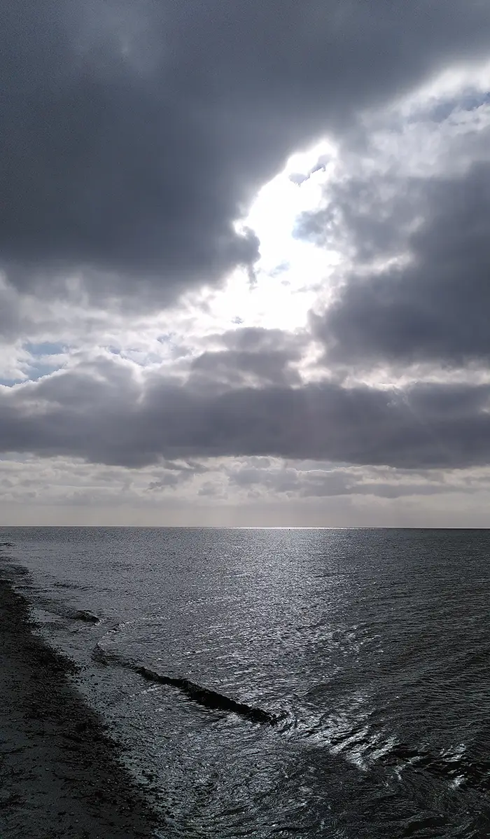 Ostseestimmung Ostseestimmung mit dunklem Himmel über dem Meer